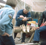 831117 Afbeelding van een klompenmaker tijdens een demonstratie oude ambachten op de jaarmarkt in Cothen die werd ...